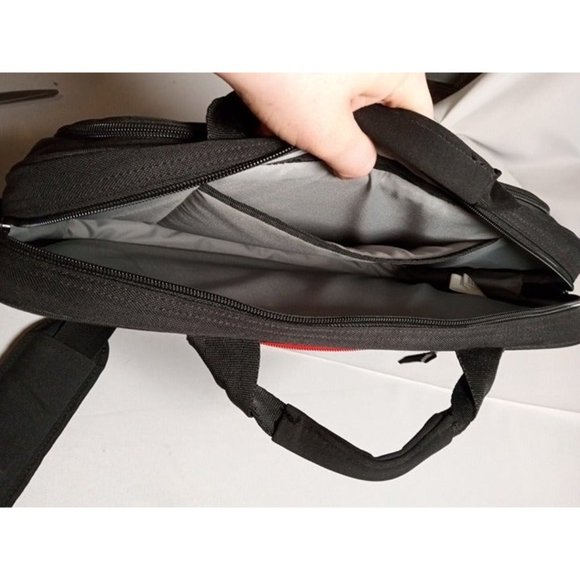 Case Logic Black Sling/Shoulder Bag Laptop Case 16" x 11" x‎ 2" - Picture 5 of 7